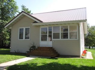 109 Locust St SE, Blairstown, IA 52209