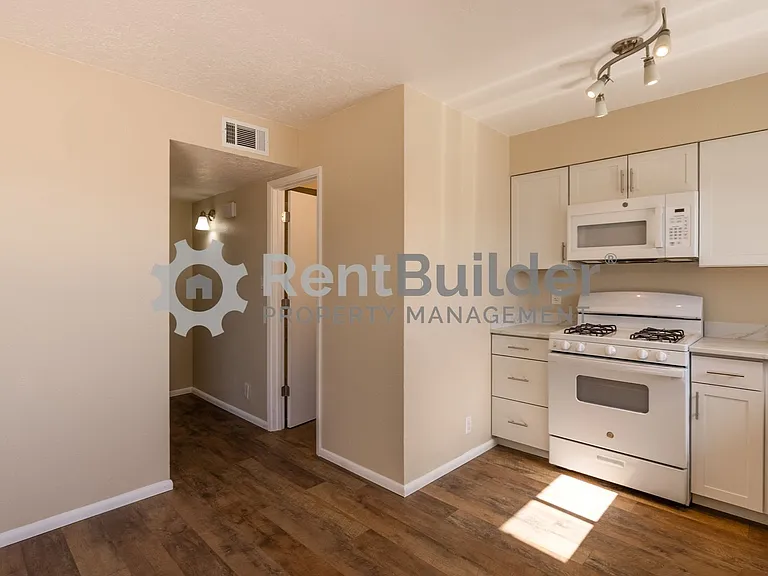 301 Geraldine Loop SE — Photo 1