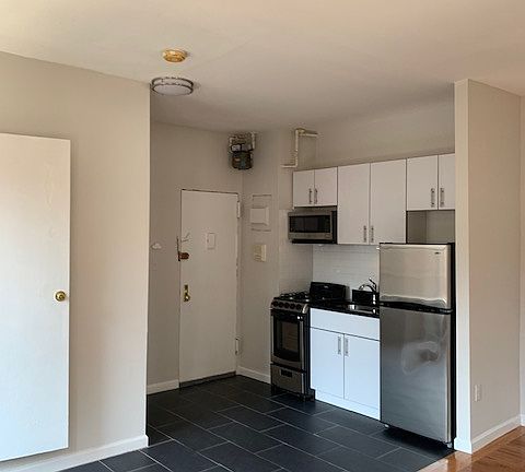 5th image of 208 Thompson St APT 14
