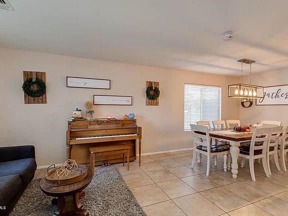 3rd image of 827 E Lovegrass Dr
