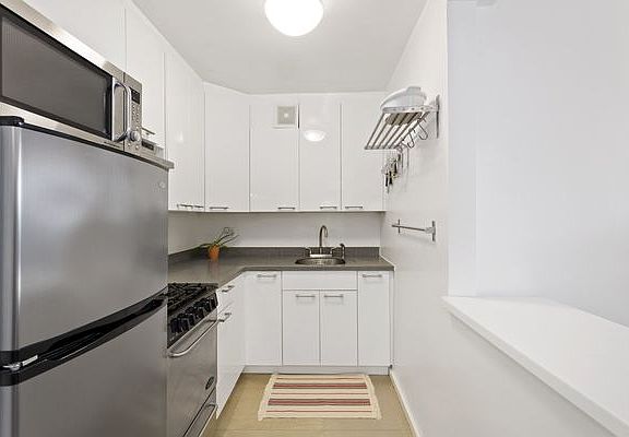 3rd image of 400 E 17th St APT 602