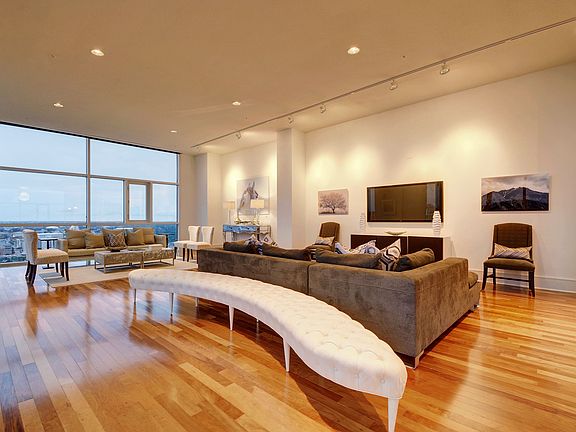 4th image of 555 5th St Unit 3006