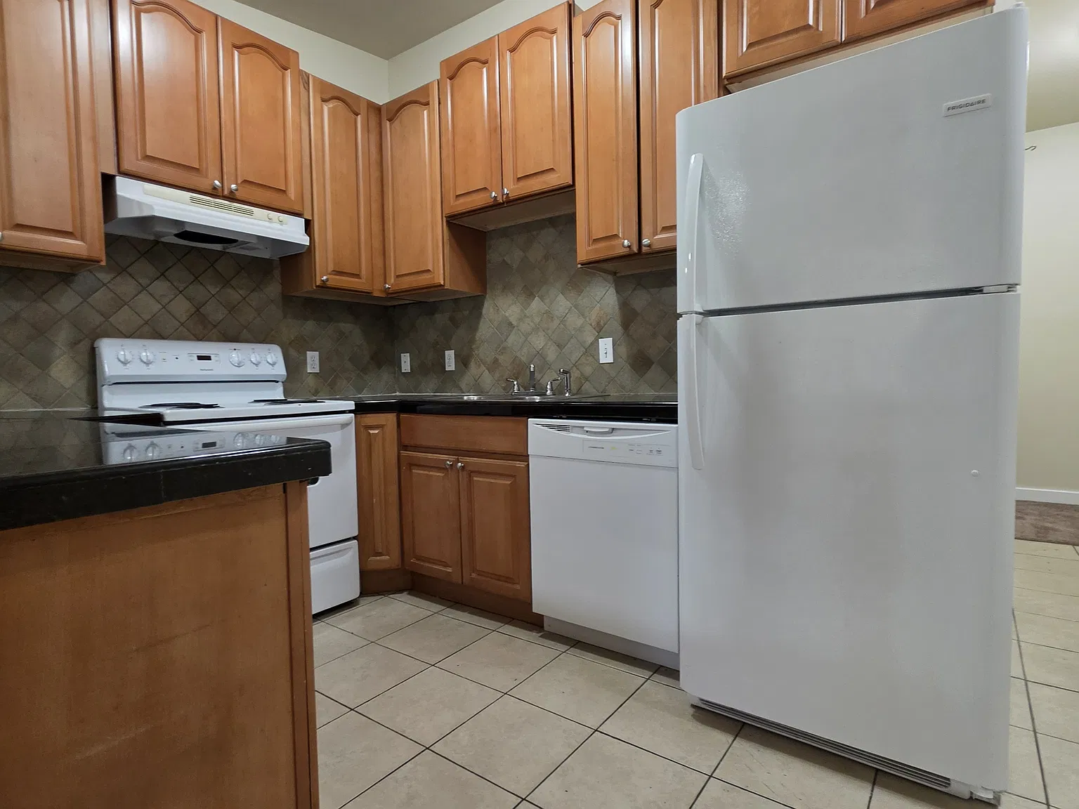 3 bed, 1300 sqft, $3,750 — Photo 2