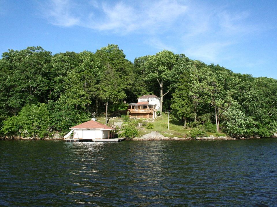 Ultra private summer cottage on Raccoon Island. 1 hour from NYC!