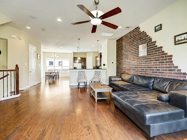 1305 Delano St — Photo 2