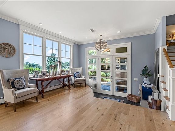 3rd image of 26 Fox Hill Cir