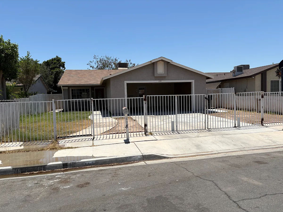 Building Photo - 608 C Quiroz St