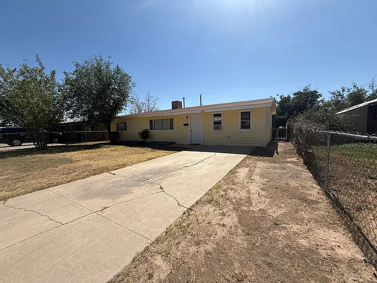 809 Spruce Ave — Photo 2