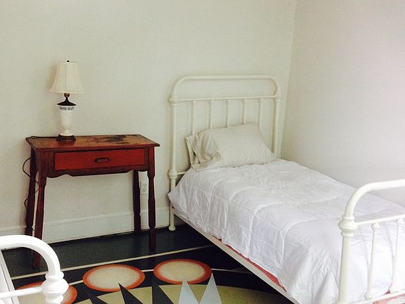Back Bedroom (2 twin beds)