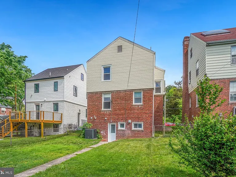 2615 Otis St NE — Photo 45