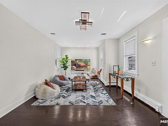 4th image of 188 Lafayette Ave