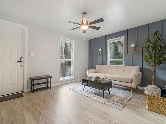 4th image of 102 Helen St