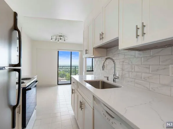 233 12th St APT 4E, Palisades Park, NJ 07650
