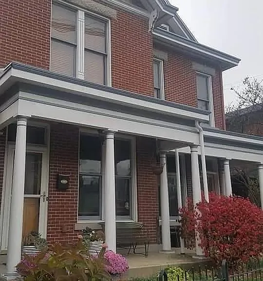 1075 Summit St — Photo 4
