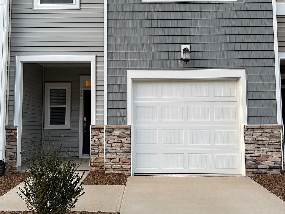 Front view, townhouse with 1 garage spot.