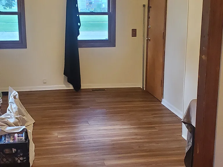 304 E James St — Photo 2