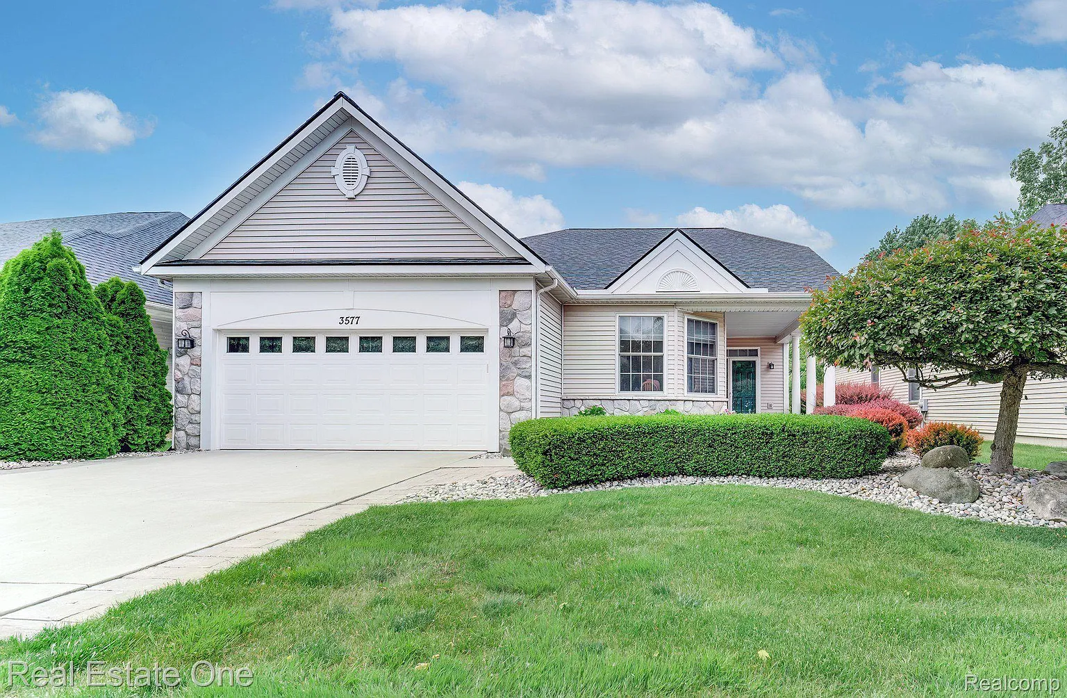 3577 Riverside Dr photo 1