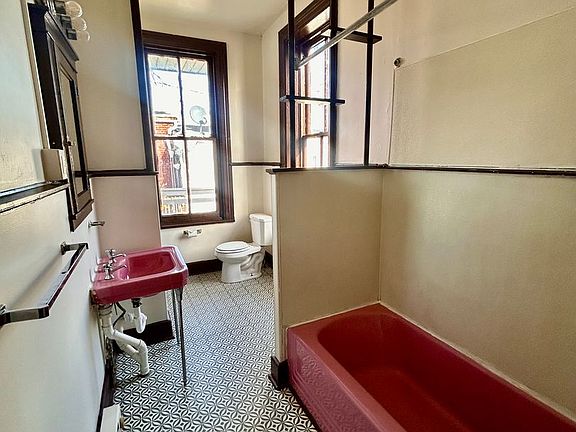 5th image of 418-422 Locust St APT 418