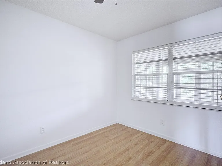 1602 Carrington Ave — Photo 7