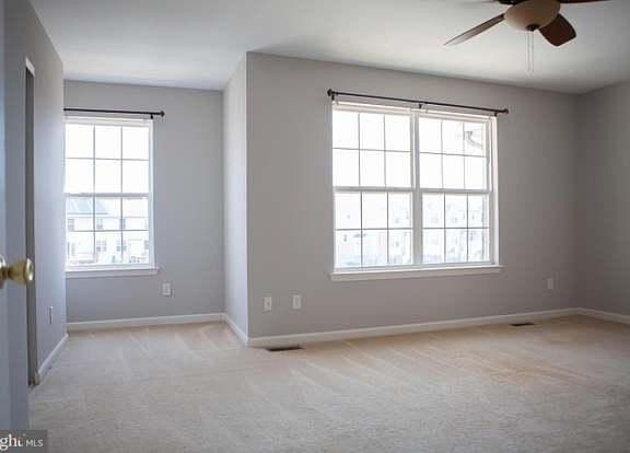 4th image of 204 Edgerow Dr
