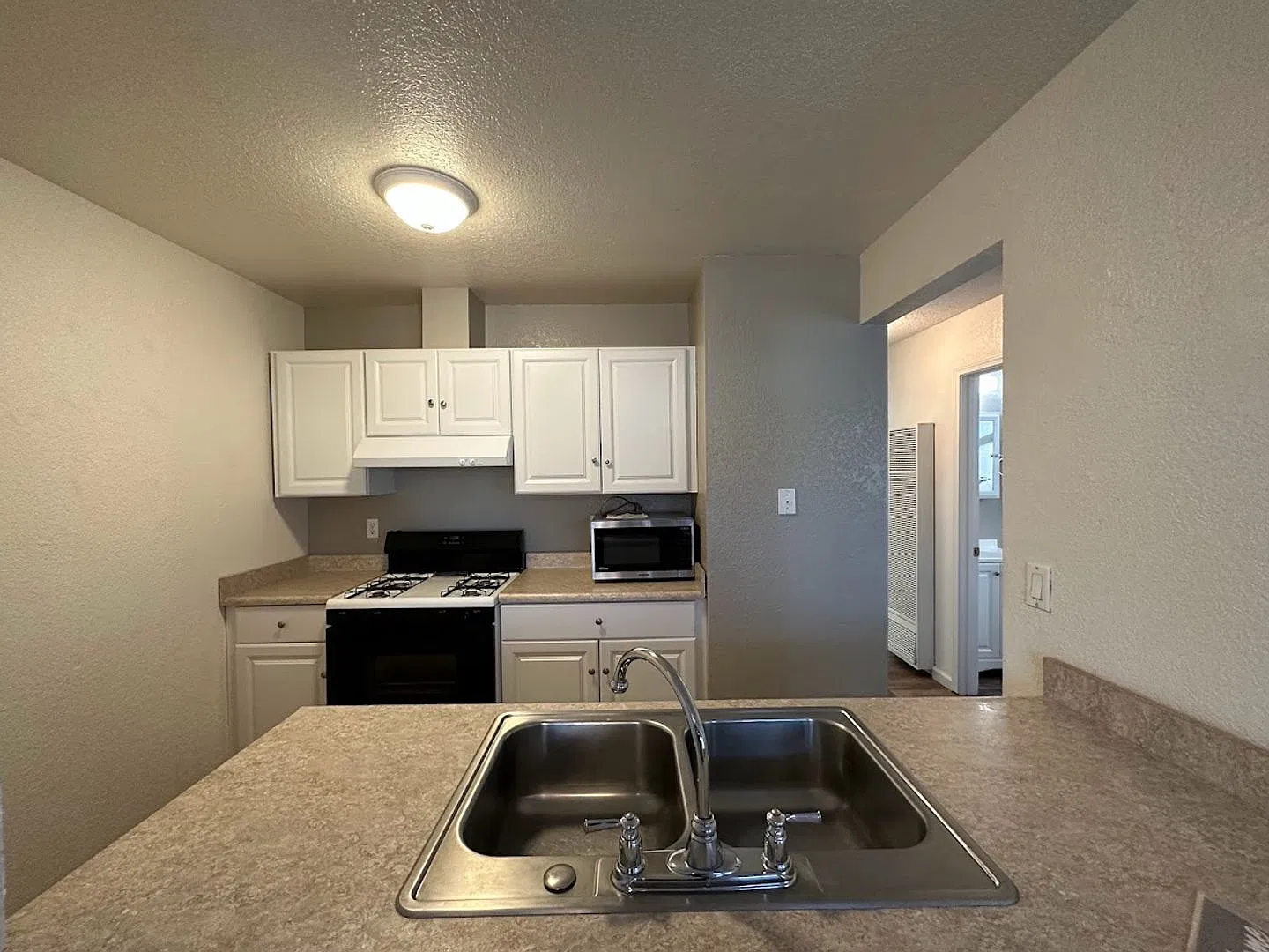 Charming 2 Bedroom Duplex with Garage & Fenced Backyard in Anderson! — Photo 4