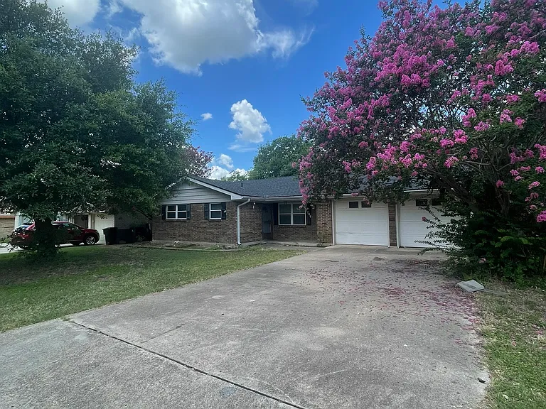 3706 Lancelot Ln — Photo 1
