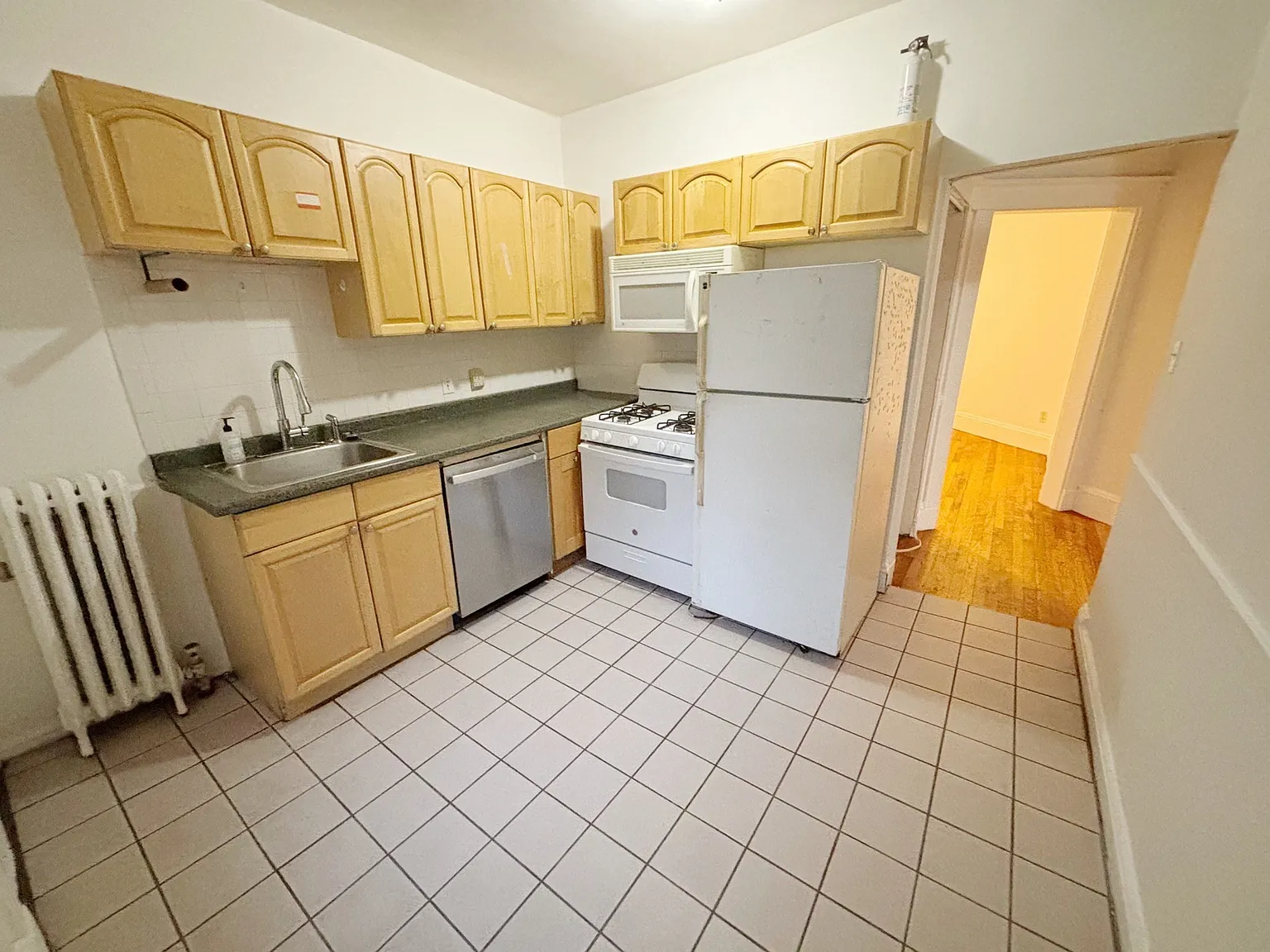 3 bed, 2.0 bath, 865 sqft, $3,300 — Photo 3