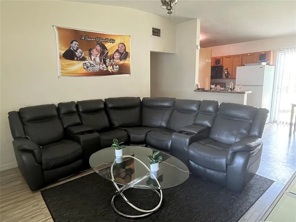 3 bed, 1.0 bath, 888 sqft, $1,795 — Photo 4