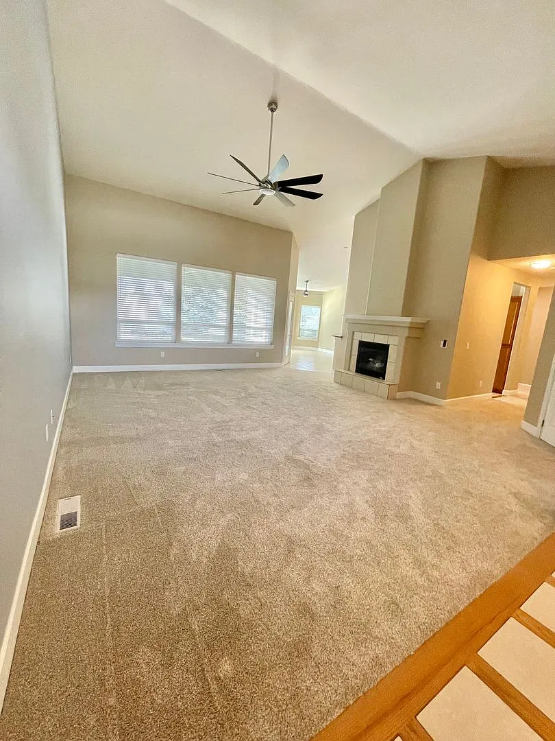 2 Bedroom-2 Bath single Family Home in Gate Community-Eagle Point Golf Course-Eagle Point, Oregon — Photo 4
