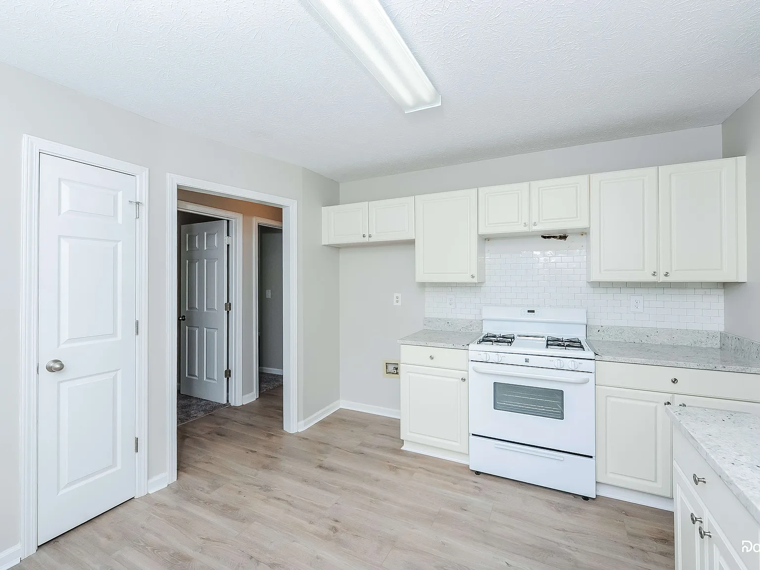 3 bed, 2.0 bath, 1587 sqft, $2,340 — Photo 3