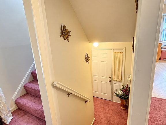2nd image of 8 Castlegate Dr Unit 8