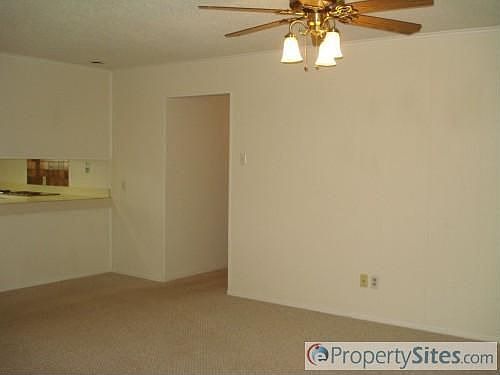 4th image of 3301 Glenmont Dr