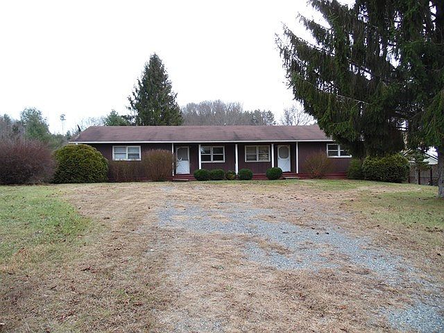 1st image of 136 Grand Oaks Ln