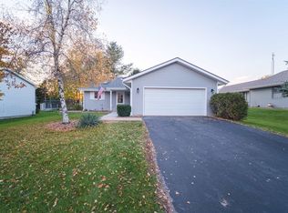 114 Queens Pl SE, Poplar Grove, IL 61065