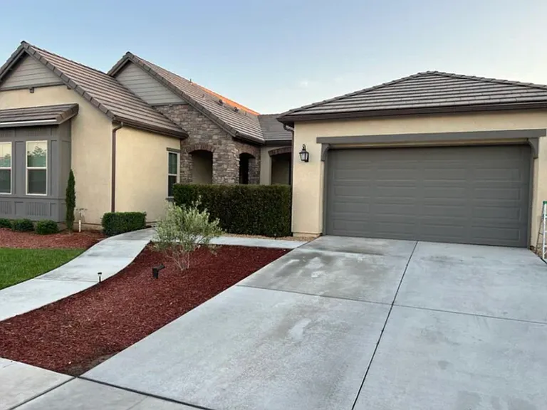 598 Crescent Ln — Photo 1