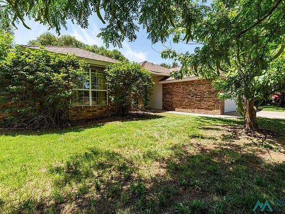 4th image of 1013 Rosewood Dr