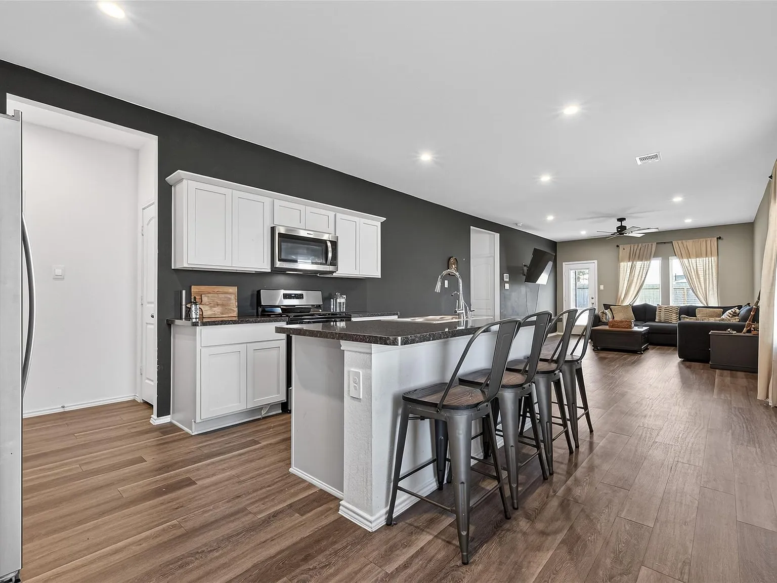 4 bed, 2.5 bath, 2170 sqft, $2,350 — Photo 3