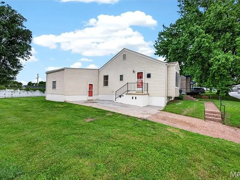 1033 Perry St — Photo 3