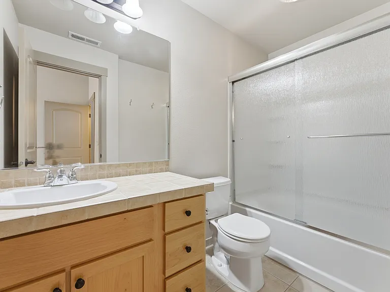 1906 NE 48th Way — Photo 20