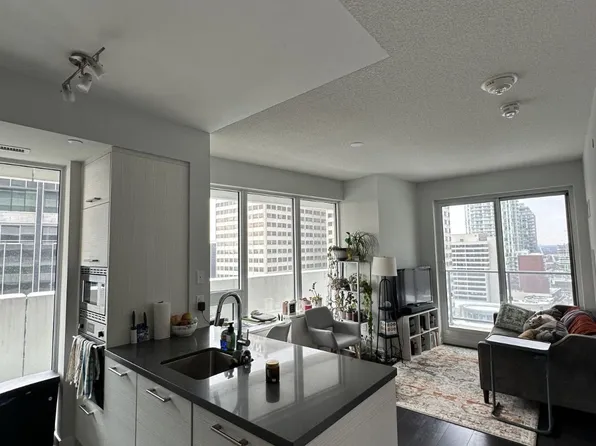 2221 Yonge St, Toronto, ON
