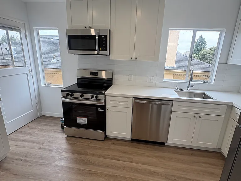 374 Bellevue Ave #D — Photo 2