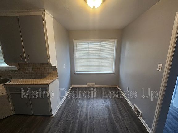 3rd image of 20025 Hubbell St