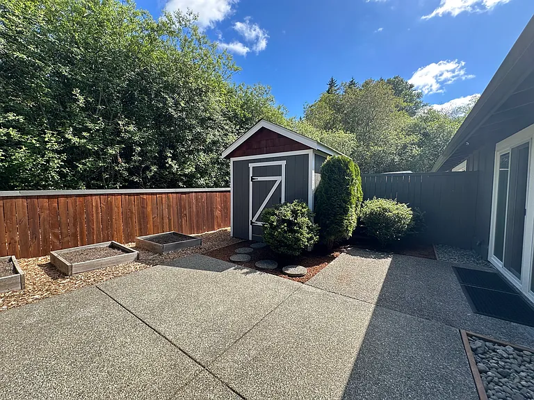 844 Phoenix St NE — Photo 16
