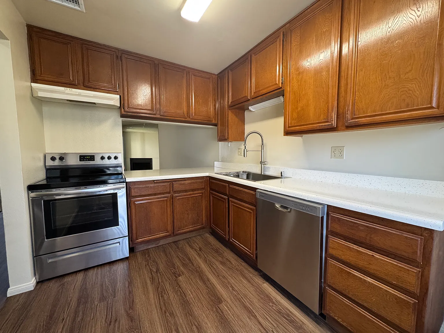 2 bed, 1.5 bath, 1144 sqft, $2,800 — Photo 2