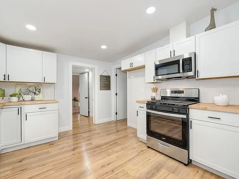 2277 Beaumont St — Photo 9