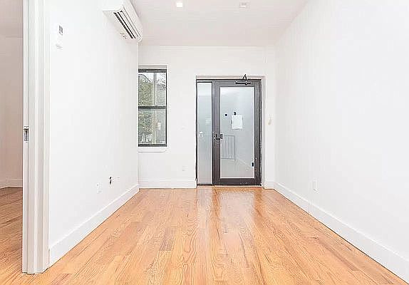 4th image of 1076 Putnam Ave #2