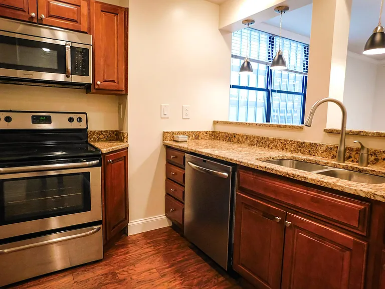 112 Washington Pl #7F — Photo 8