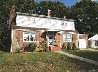 32 Arkansas Dr, Valley Stream, NY 11580