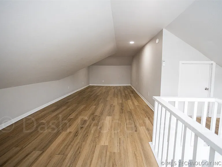 2604 E 7th St S — Photo 41
