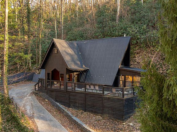 2nd image of 1043 Ski Mountain Rd